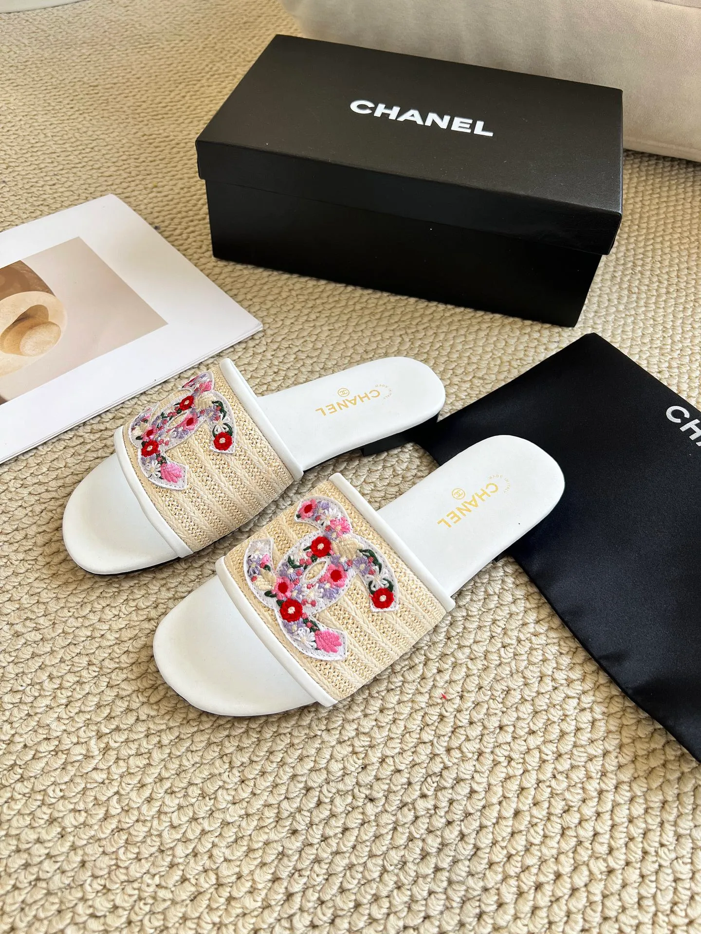 👟👟Ex-factory price 340👟👟 Genuine leather sole +30 CHANEL, the upper uses three-dimensional electric embroidery technology, the upper foot is comfortable, soft and breathable, must-have size 35-43 every day, leather sole +30